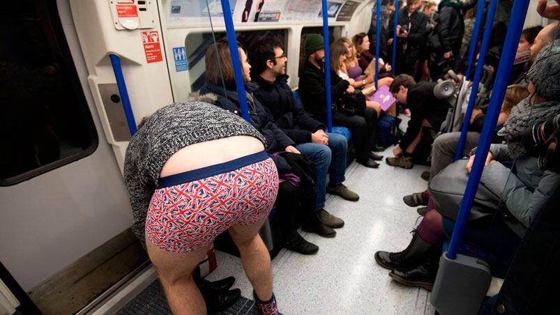 Miles de pasajeros celebrarcon el Día Mundial sin Pantalones.
