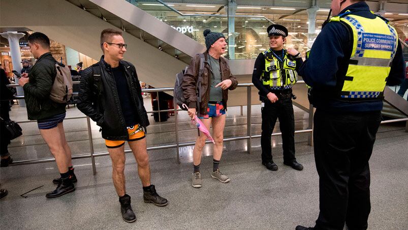 Miles de pasajeros celebrarcon el Día Mundial sin Pantalones.