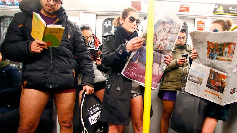 Miles de pasajeros celebrarcon el Día Mundial sin Pantalones.