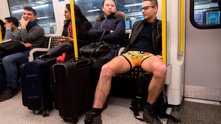 Miles de pasajeros celebrarcon el Día Mundial sin Pantalones.