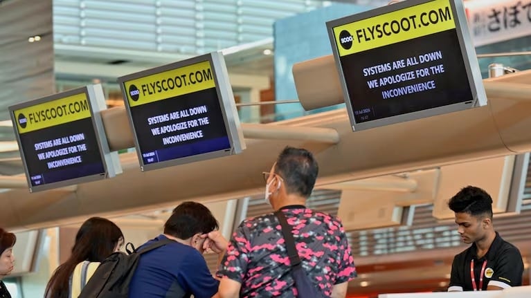 Miles de pasajeros quedaron varados en aeropuertos de todo el mundo.