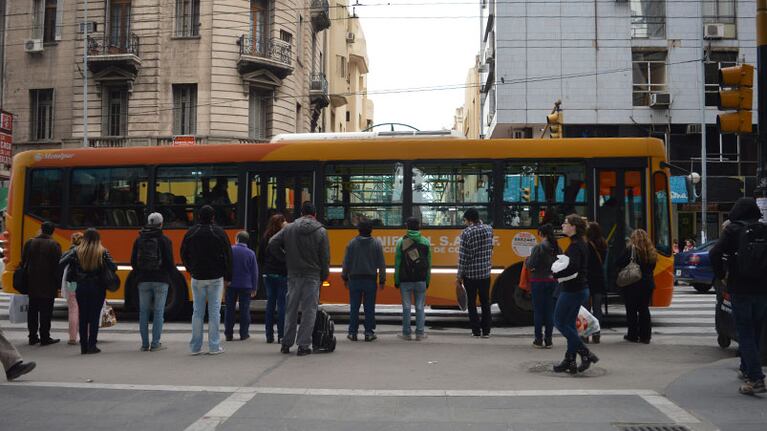 Miles de personas afectadas por el corte en el servicio de transporte.