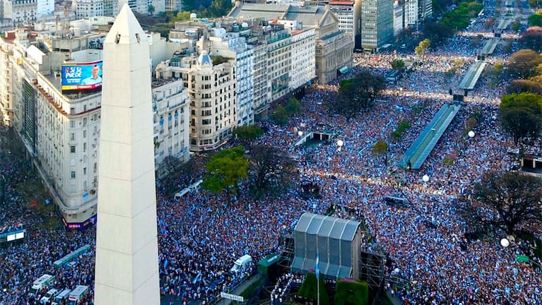 Miles de personas apoyaron a Macri en el Obelisco. 
