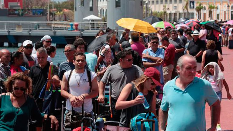 Miles de personas esperan por un lugar en un crucero humanitario en Puerto Rico.