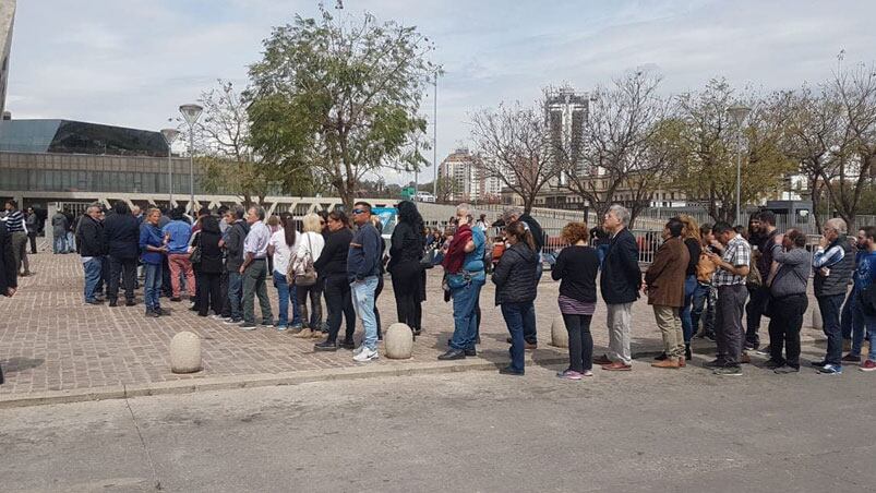 Miles de personas se acercan al Centro Cívico para despedir a José Manuel De La Sota. Foto: Daniela Abrudsky/ElDoce.tv