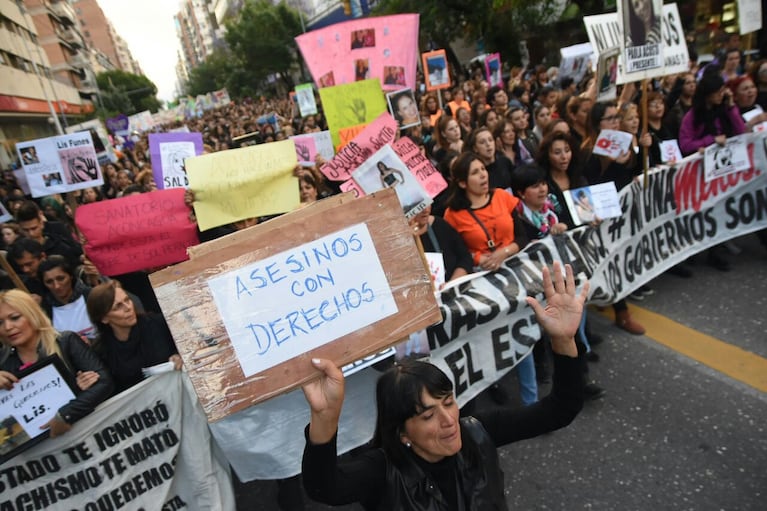 Miles de personas se movilizaron contra los femicidios. Foto: Lucio Casalla / ElDoce.tv.