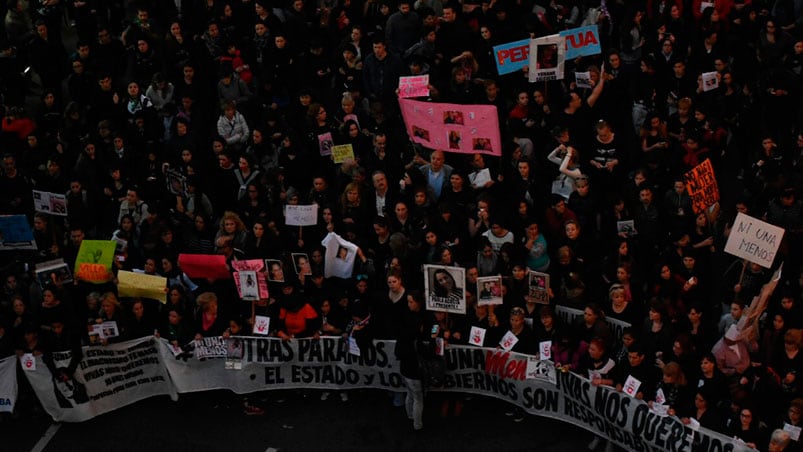 Miles de personas se movilizaron contra los femicidios. Foto: Lucio Casalla / ElDoce.tv.