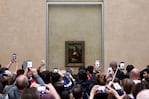 Miles de personas van cada año al Museo del Louvre para conocer la famosa obra de arte. Foto: AP