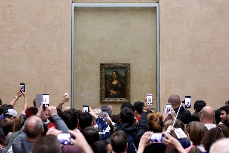 Miles de personas van cada año al Museo del Louvre para conocer la famosa obra de arte. Foto: AP