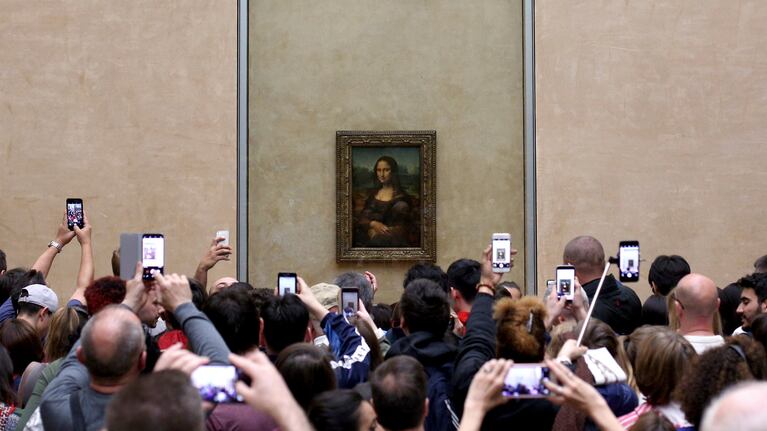 Miles de personas van cada año al Museo del Louvre para conocer la famosa obra de arte. Foto: AP