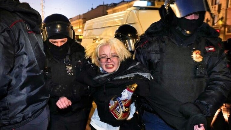 Miles de rusos fueron detenidos tras manifestarse en contra en la invasión. Foto: AP