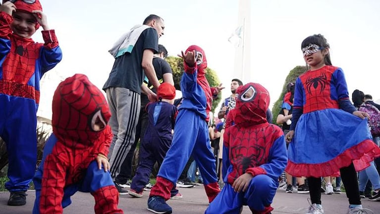 Miles de Spidermans coparon el Obelisco y rompieron un récord