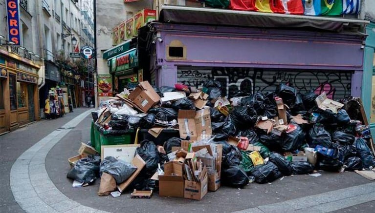 Miles de toneladas de basura se apilan en las calles de París y las ratas se multiplican