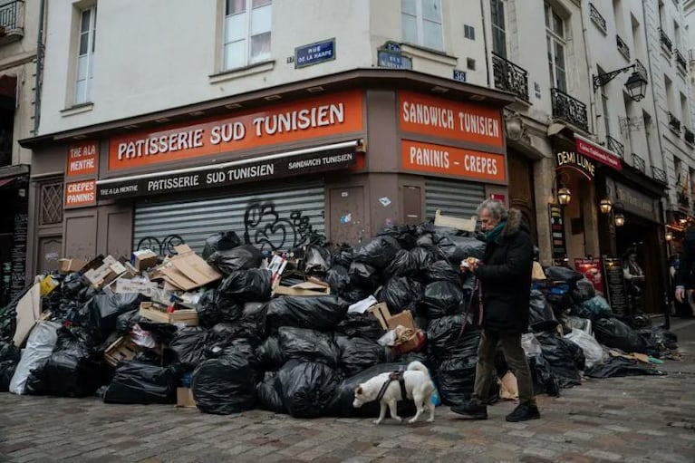 Miles de toneladas de basura se apilan en las calles de París y las ratas se multiplican