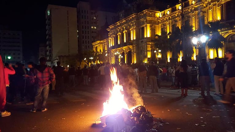 Miles de tucumanos denunciaron fraude frente a la Casa de Gobierno. Foto: Miguel Velárdez.