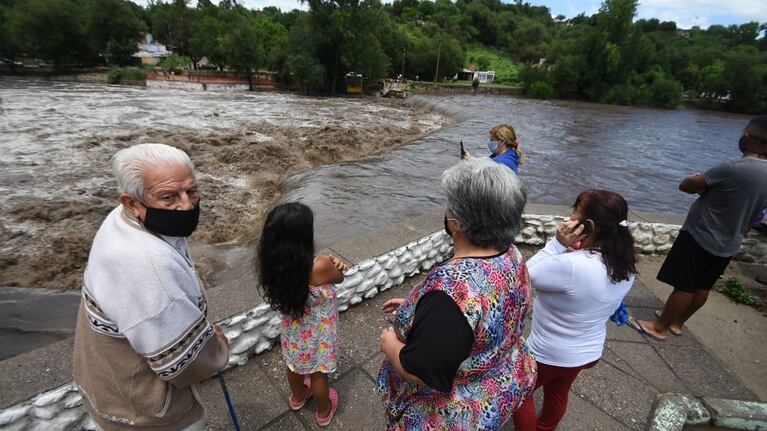 Miles de turistas visitan los ríos de toda la provincia en temporada de verano.