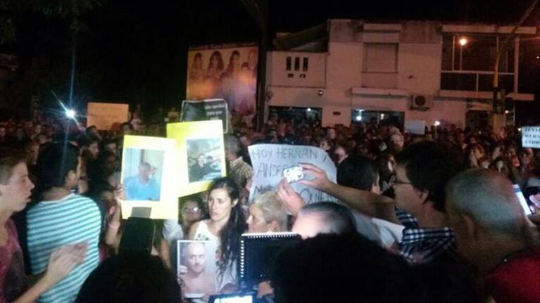 Miles de vecinos salieron a las calles en reclamo de justicia. (Foto: Fredy Bustos / El Doce)