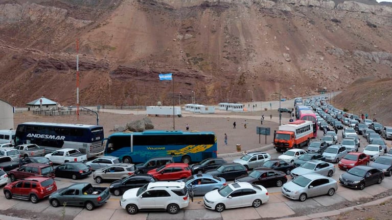 Miles de vehículos esperan cada día para cruzar la Cordillera. 