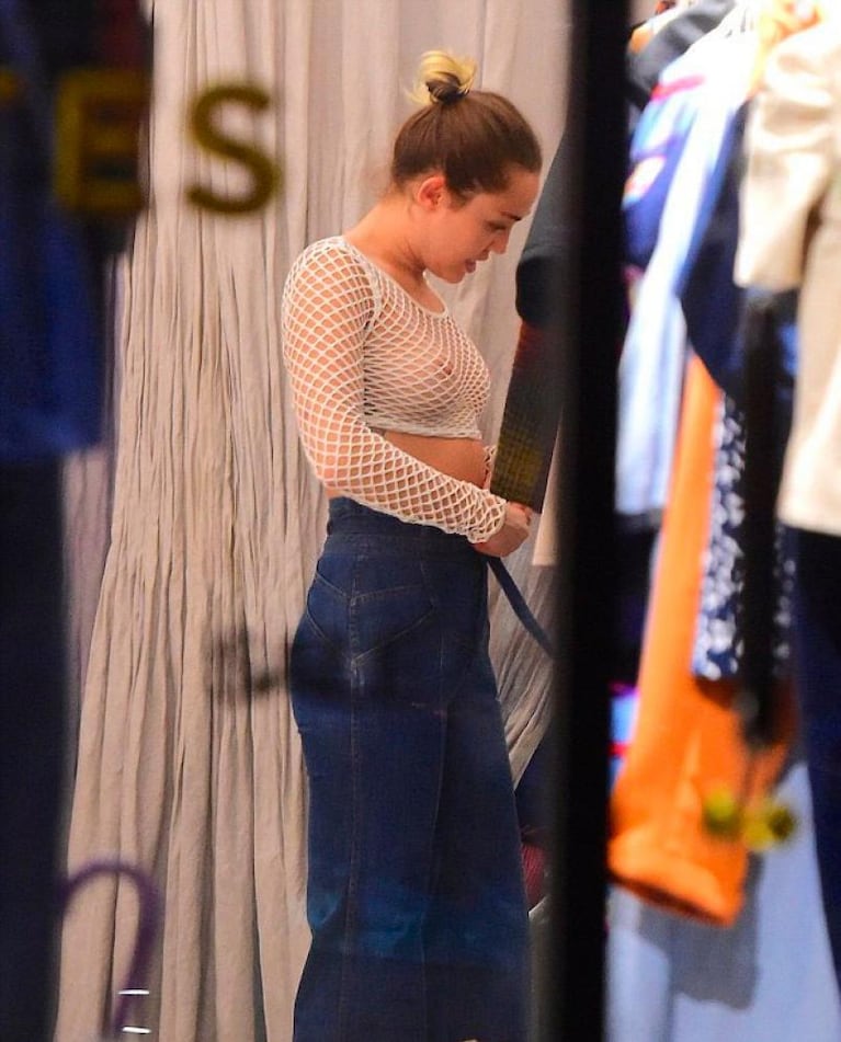 Miley Cyrus se mostró muy osada en un shopping