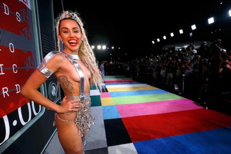 Miley Cyrus sin límites: dará un show desnuda y bañada en leche