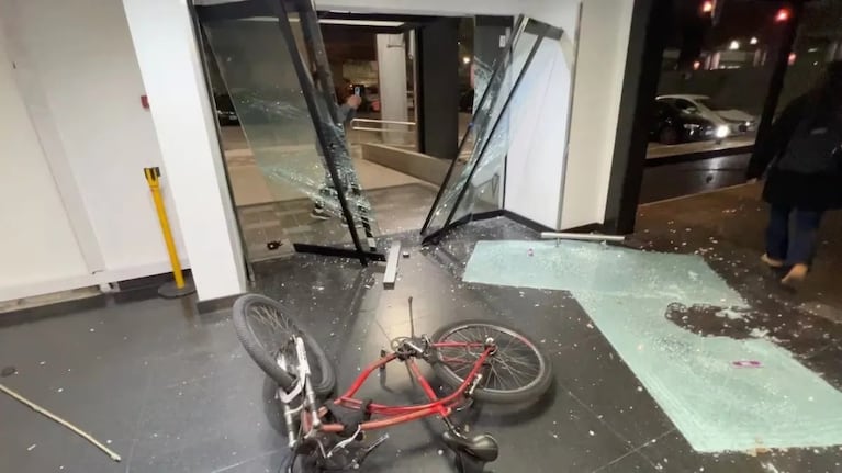 Militantes atacaron las inmediaciones de Artear: rompieron autos y causaron destrozos.