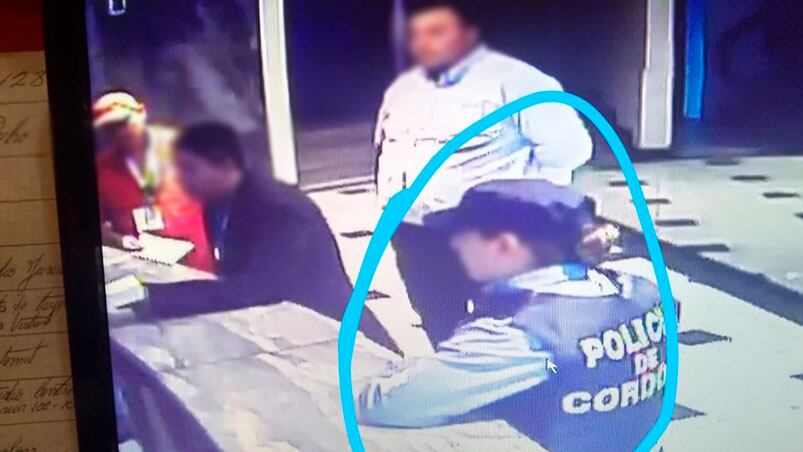 Millonario robo en una financiera de Córdoba: una mujer vestida de policía, entre los ladrones