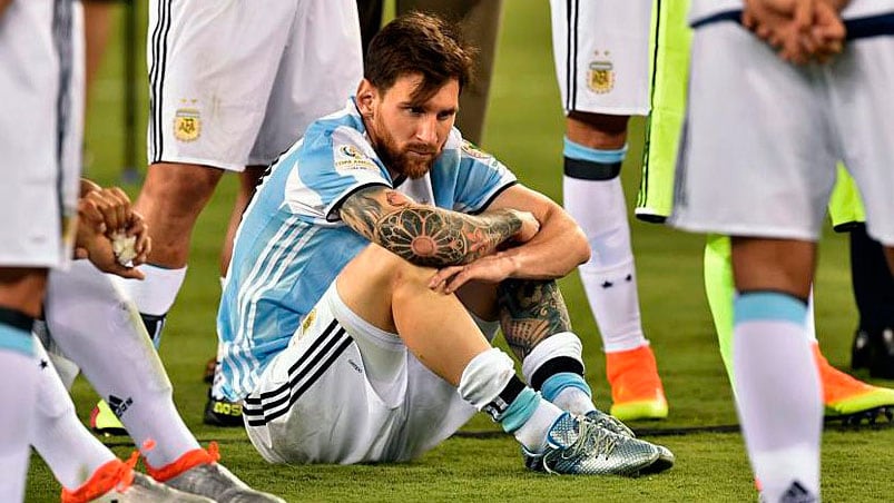 Millones de argentinos le ruegan a Messi que no se retire.