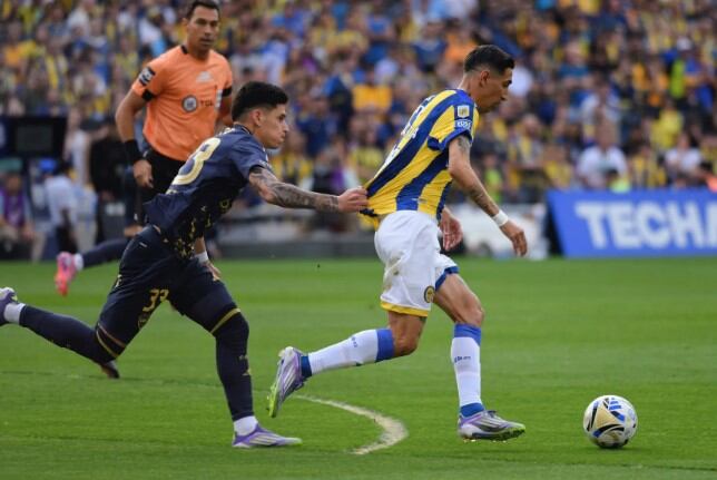 Miró el celular de un hincha en el cruce Rosario Central - Boca y lo que leyó lo dejó atónito