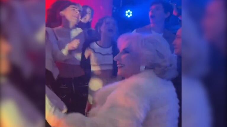 Mirtha, como una más, moviendo el esqueleto junto a otros famosos.