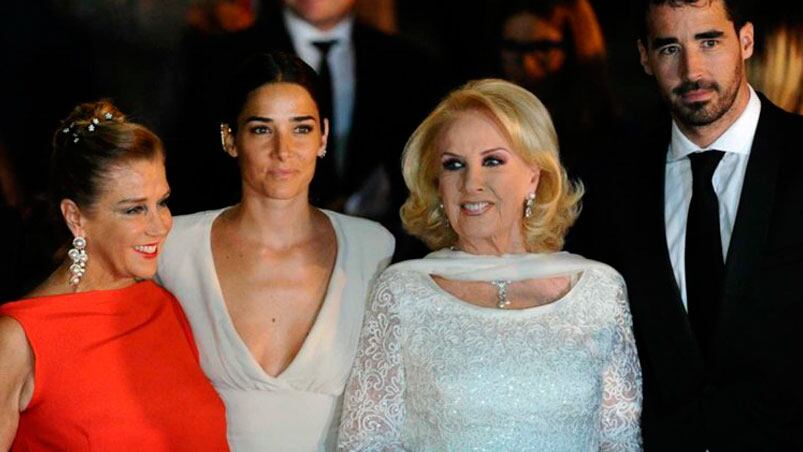 Mirtha Legrand con su hija Marcela Tinayre y sus nietos Juana y Nacho Viale. 