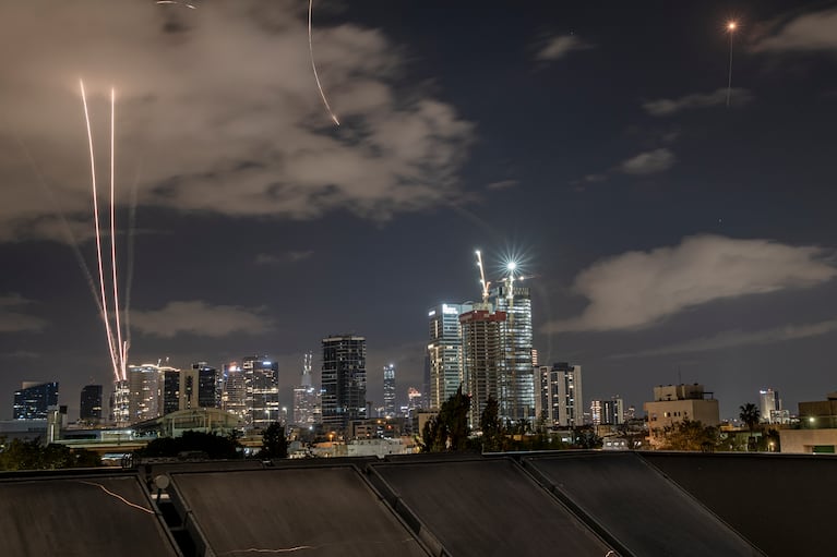 Misiles iraníes interceptados en Tel Aviv.