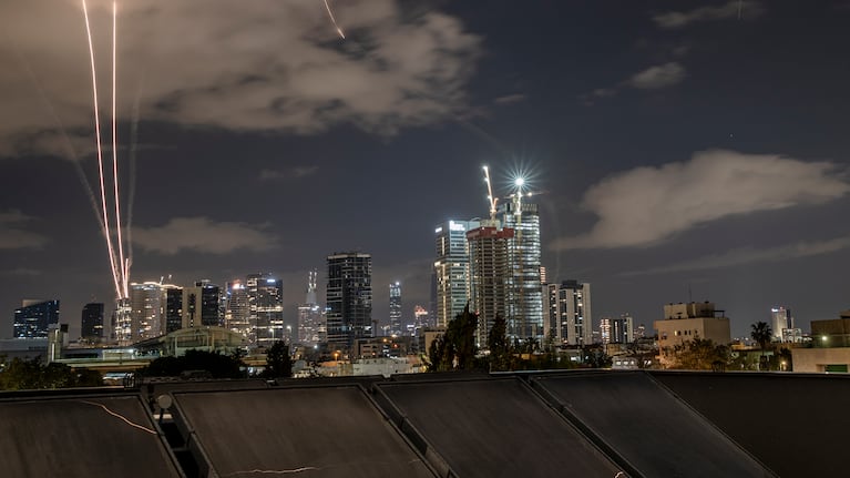 Misiles iraníes interceptados en Tel Aviv.