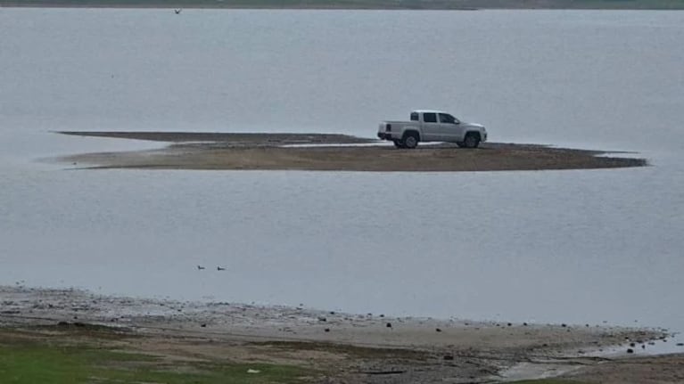 Misterio por la foto épica de una camioneta abandonada en pleno lago San Roque