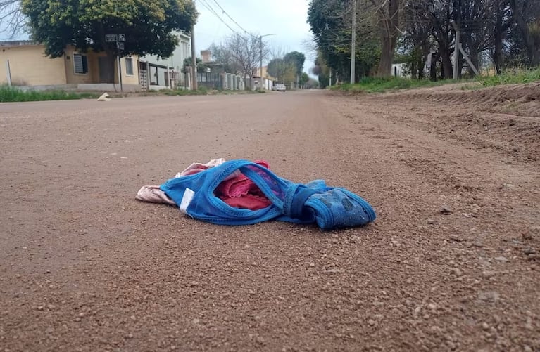 Misterio por una ruta de tangas desparramadas en Colonia Caroya 