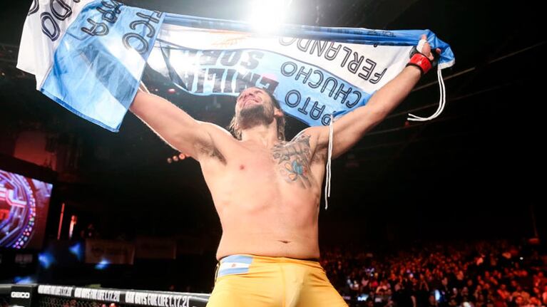 MMA: Sordi llevó la bandera argentina a lo más alto.