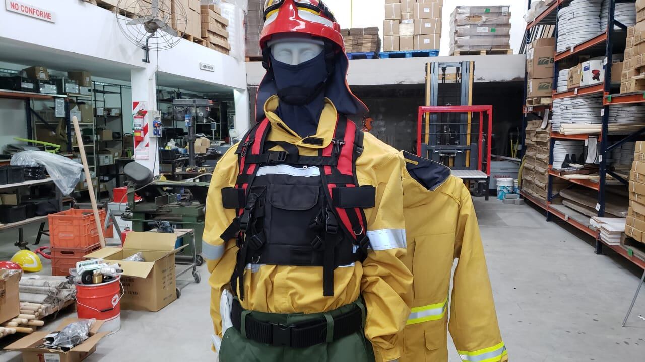 Mochilas de agua, ropa ignífuga y cascos, forman parte de los equipos que mandan.