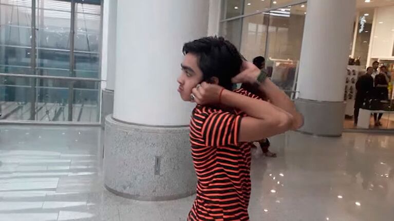 Mohamed Sameer sorprende a la gente mirando desde atrás.