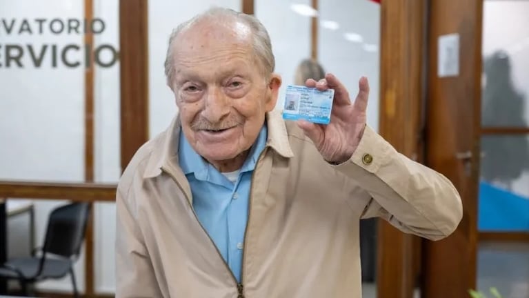 Moisés con su carnet recién renovado.