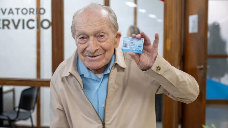 Moisés con su carnet recién renovado.