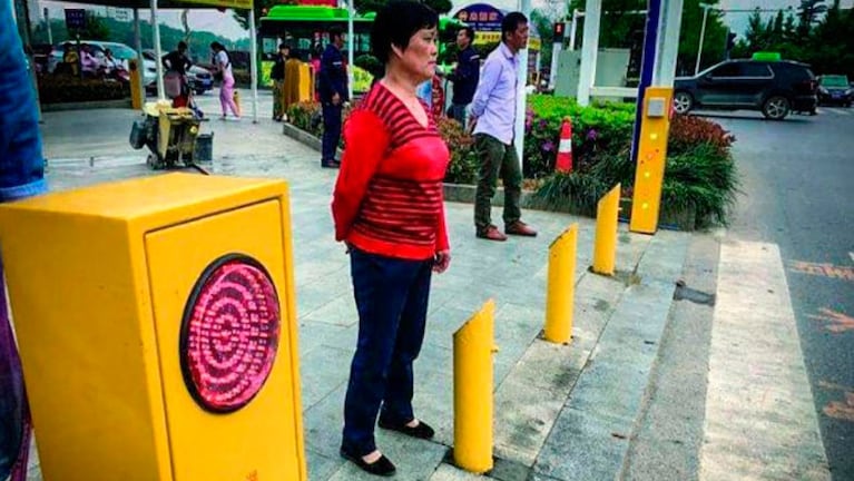 Mojados, eschachados por altoparlantes y en una pantalla, así terminan los peatones que quieren cruzar en rojo.