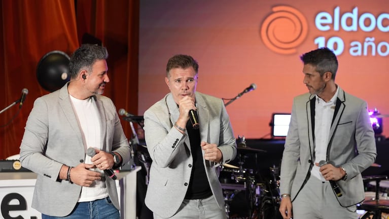 Momento emotivo en los festejos pornlos 10 años de ElDoce.tv