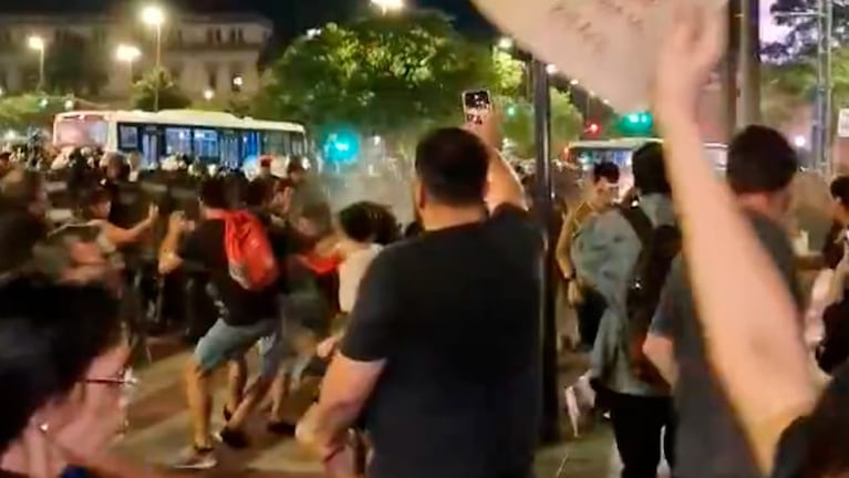 Momentos de tensión en la protesta contra Milei en Córdoba.