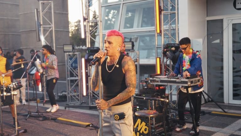 Monada presentó material en vivo en Plaza España.