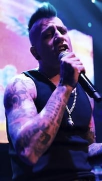 Monada presentó “Terapia para tres”, canción que nació en el streaming tras un viral de TikTok