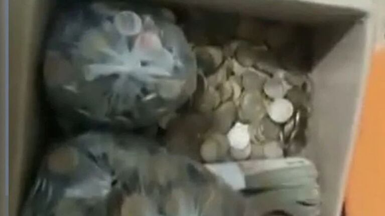 Monedas y billetes de 10 para pagar una multa de tránsito.