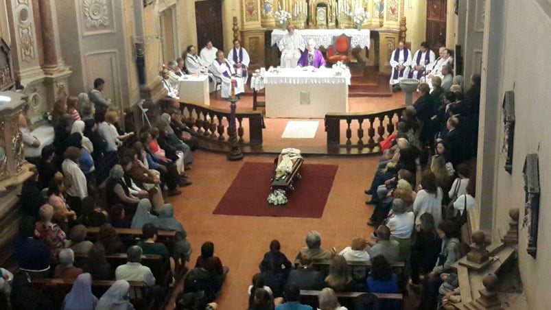 Monseñor Ñáñez encabezó el último adiós al Padre Luis. 