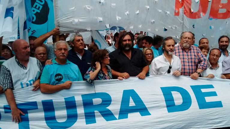 Monserrat y dirigentes nacionales llamaron al paro docente.