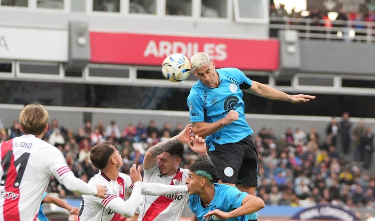 Morales, en lo alto del Kempes para el empate 1-1. Foto: Lucio Casalla / El Doce.