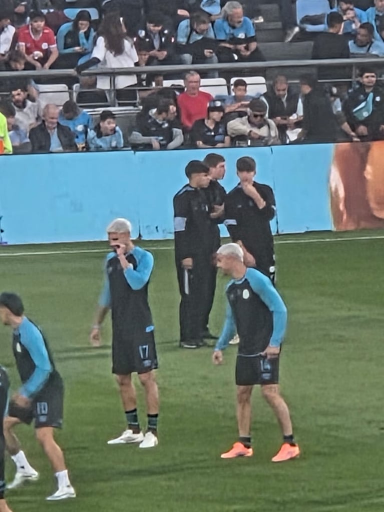 Morales y Licha López con el pelo teñido en el partido.