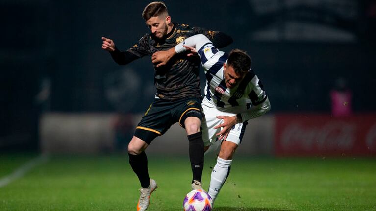 Morgantini y Enzo Díaz, a puro forcejeo. Foto: Prensa Platense.